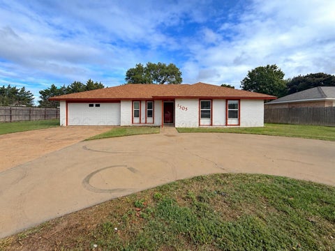Homes For Sale - 1505 E Geary Road<br/> Dumas, TX 79029