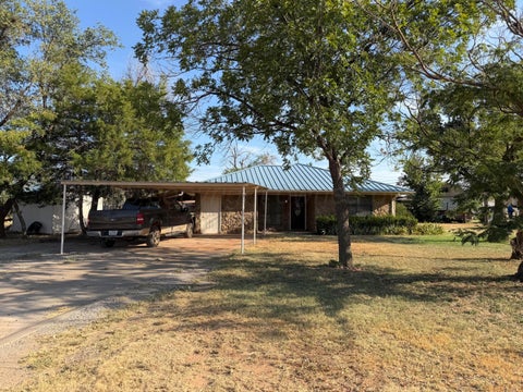 Homes For Sale - 800 Ave H Se<br/> Childress, TX 79201