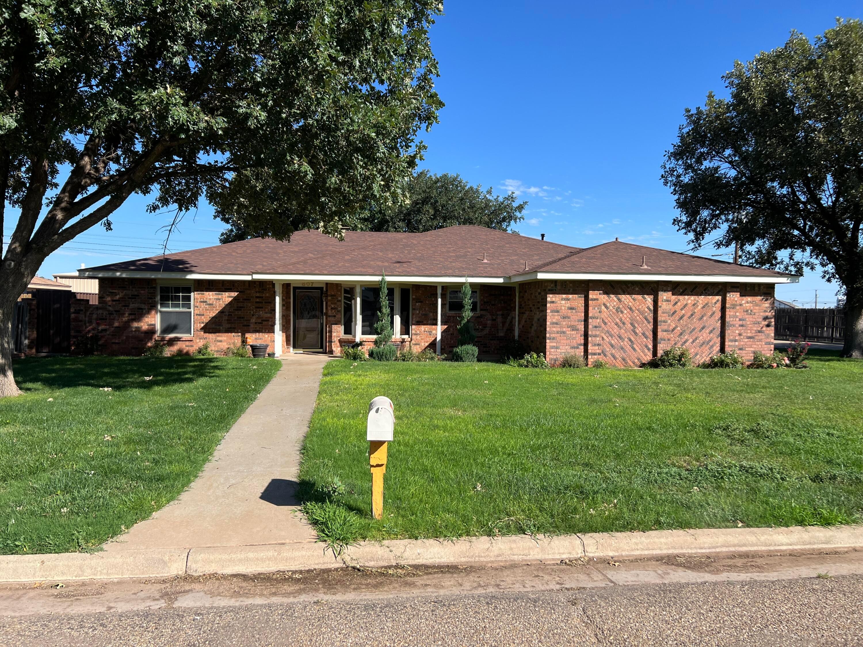 807 Arrah Ave, Friona, Texas image 3