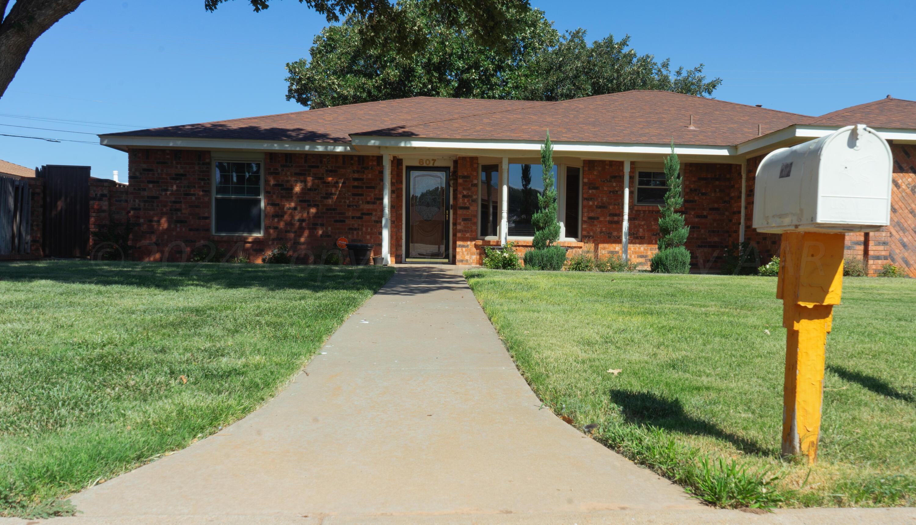 807 Arrah Ave, Friona, Texas image 2