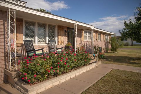 Homes For Sale - 800 Maple Avenue<br/> Panhandle, TX 79068