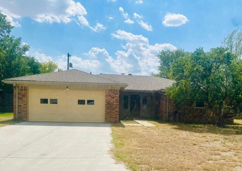 Homes For Sale - 617 Forrest Dr<br/> Moore County, Dumas, TX 79029