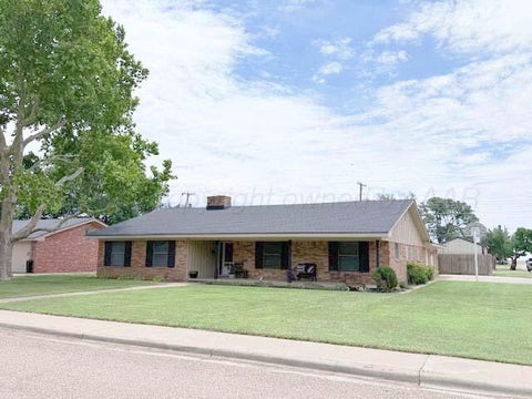 Homes For Sale - 733 W Oak Street<br/> Castro County, Dimmitt, TX 79027