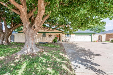 Homes For Sale - 725 Bennett Drive<br/> Dumas, TX 79029