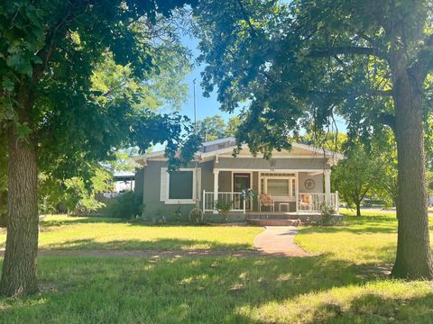 Homes For Sale - 920 Montgomery Street<br/> Memphis, TX 79245