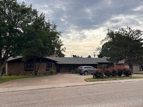 Homes For Sale - 901 S Barkley Street<br/> Spearman, TX 79081