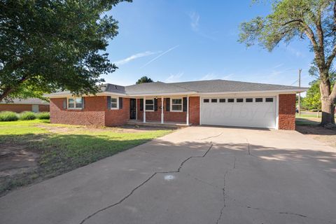 Homes For Sale - 609 W Cleveland Street<br/> Dimmitt, TX 79027