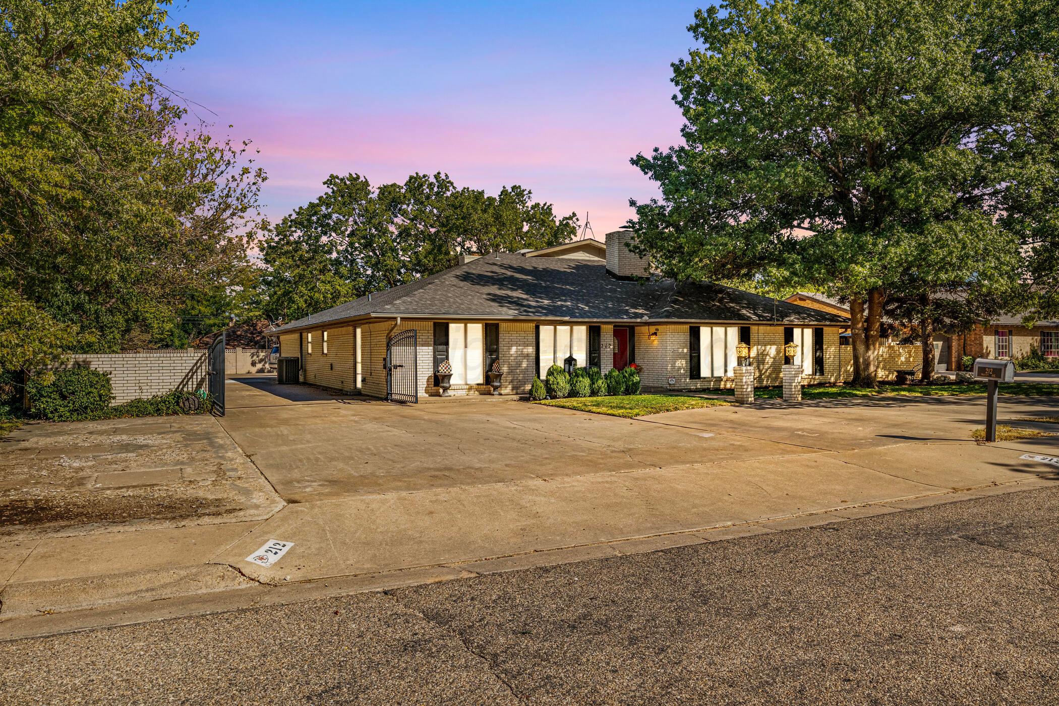 212 Bailey Avenue, Dumas, Texas image 2