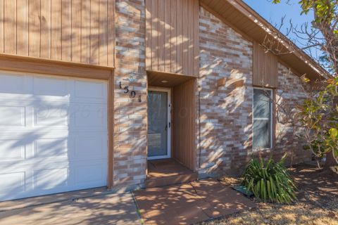 Homes For Sale - 1501 Bailey Avenue<br/> Dumas, TX 79029