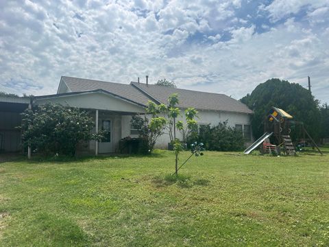 Mobile Home For Sale - 613 N 7th Street<br/> Canadian, TX 79014