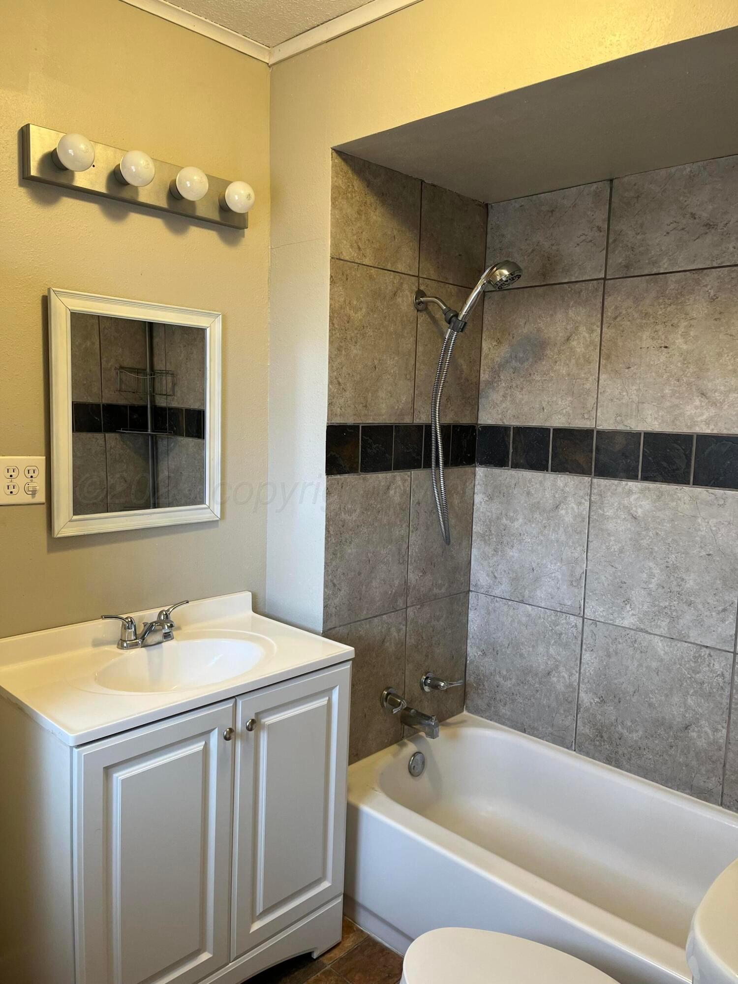 904 Ave I, Childress, Texas image 13
