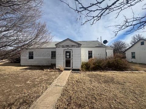 Homes For Sale - 410 Maple Street<br/> Darrouzett, TX 79024