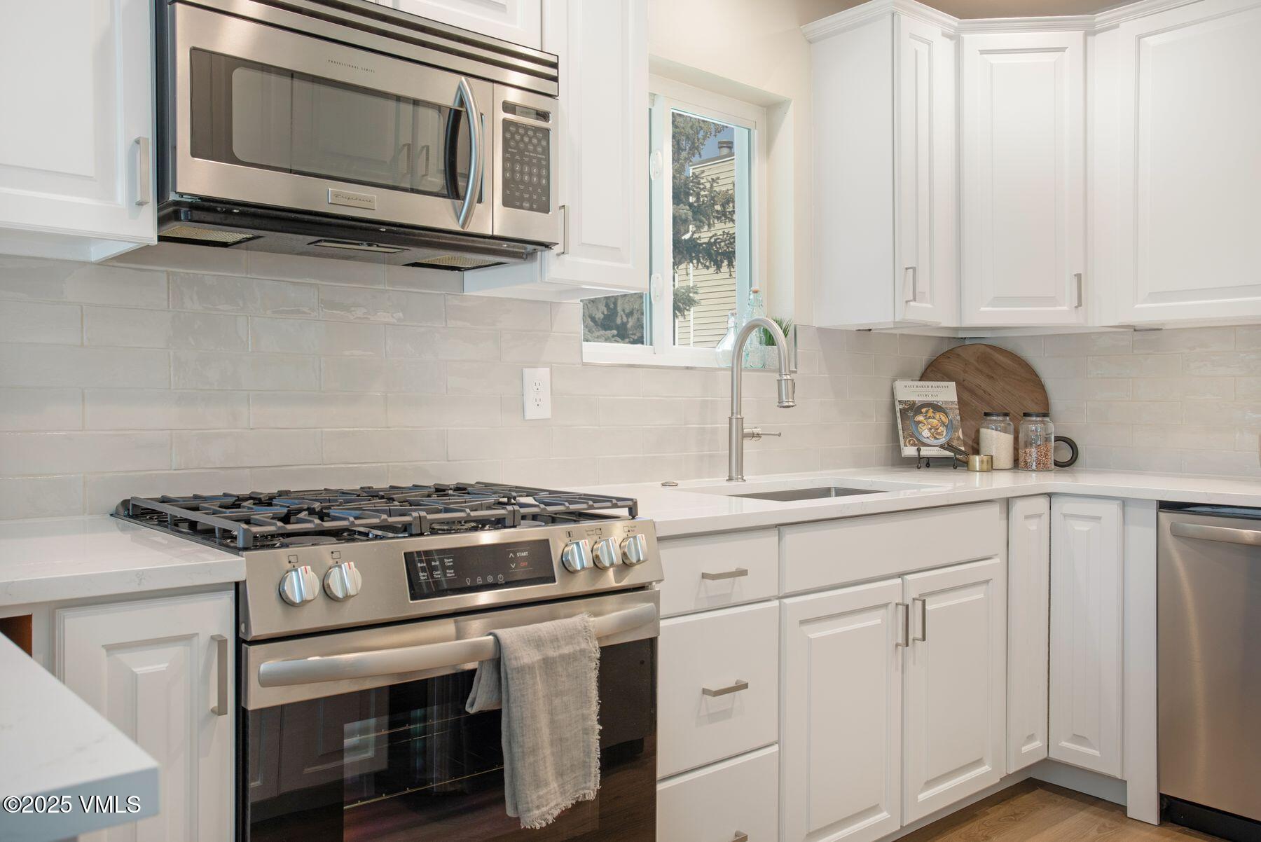 Edwards, Colorado 81632, United States, 3 Bedrooms Bedrooms, ,3 BathroomsBathrooms,Residential,Active,147378