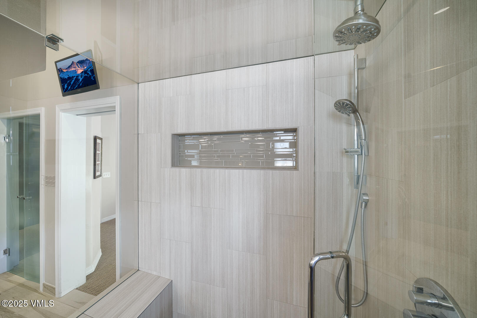 Edwards, Colorado 81632, United States, 5 Bedrooms Bedrooms, ,4 BathroomsBathrooms,Residential,Active,196155