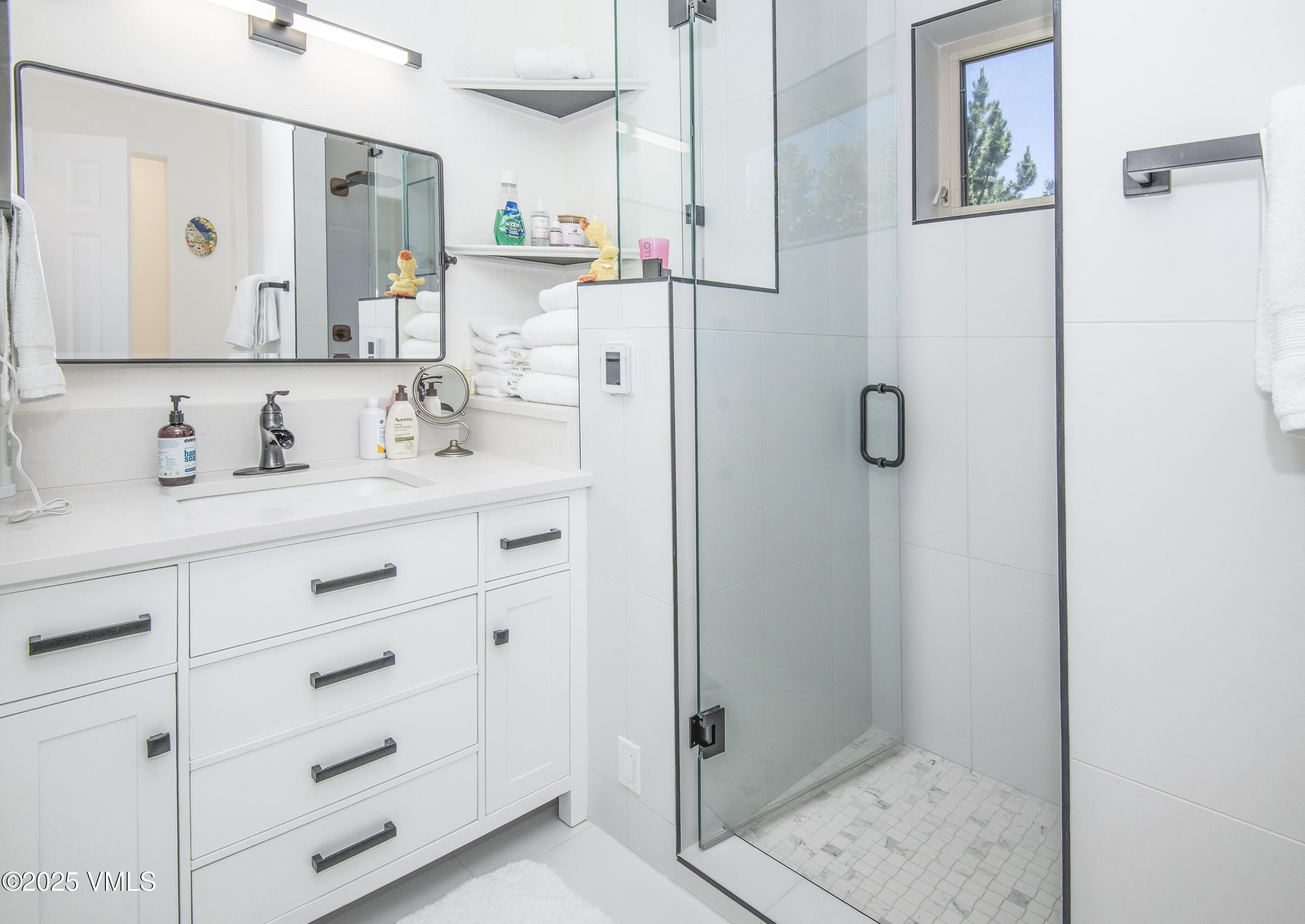 Edwards, Colorado 81632, United States, 4 Bedrooms Bedrooms, ,4 BathroomsBathrooms,Residential,Pending,187434