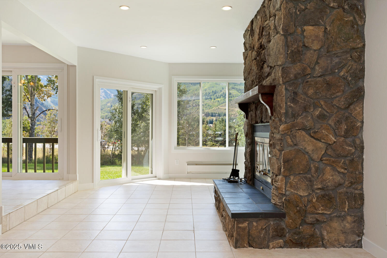 Avon, Colorado 81620, United States, 3 Bedrooms Bedrooms, ,3 BathroomsBathrooms,Residential,Pending,209991