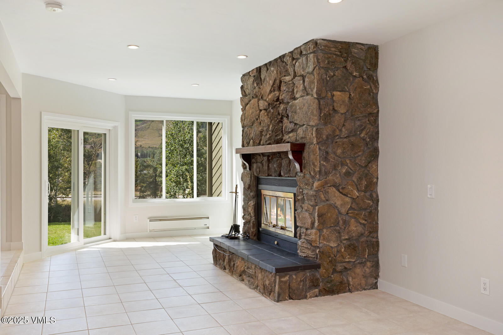 Avon, Colorado 81620, United States, 3 Bedrooms Bedrooms, ,3 BathroomsBathrooms,Residential,Pending,209991