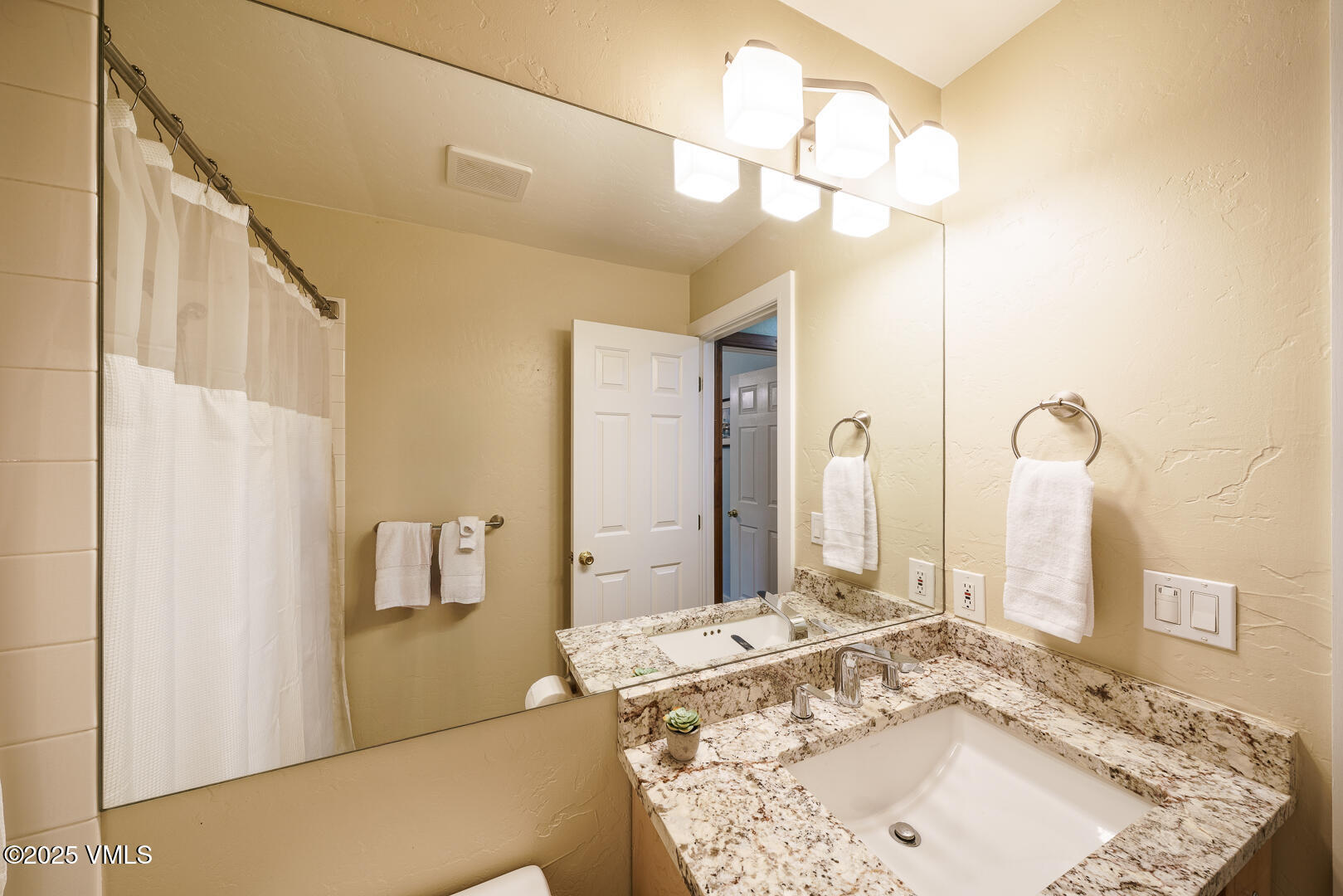 Edwards, Colorado 81632, United States, 3 Bedrooms Bedrooms, ,3 BathroomsBathrooms,Residential,Pending,122744