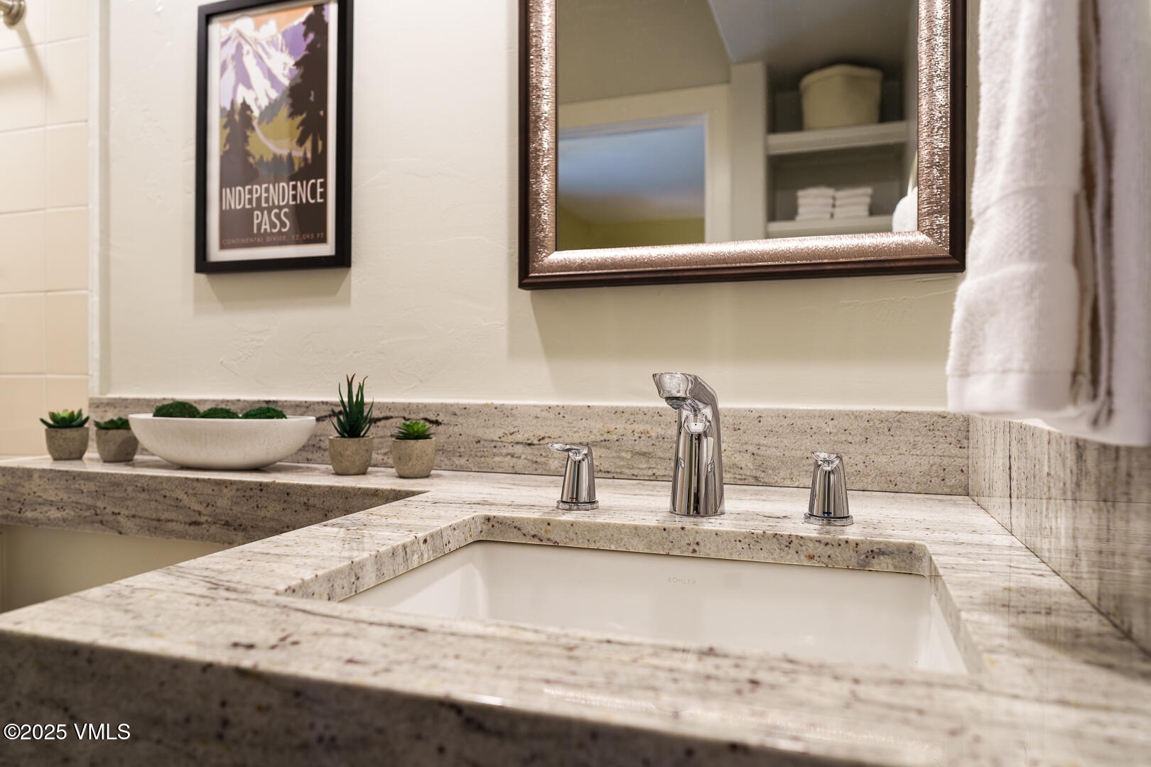 Edwards, Colorado 81632, United States, 3 Bedrooms Bedrooms, ,3 BathroomsBathrooms,Residential,Pending,122744