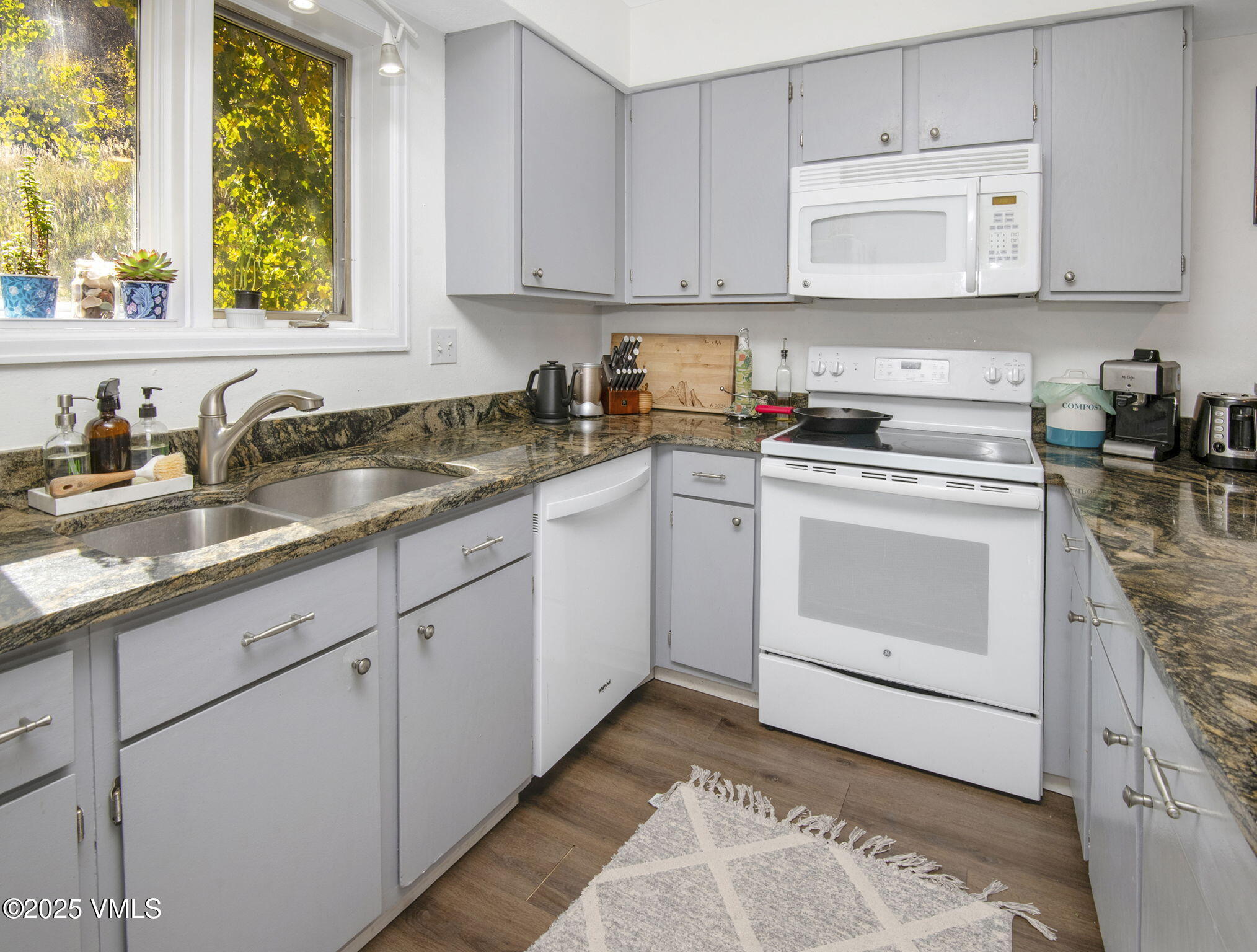 Avon, Colorado 81620, United States, 2 Bedrooms Bedrooms, ,2 BathroomsBathrooms,Residential,Active,230198