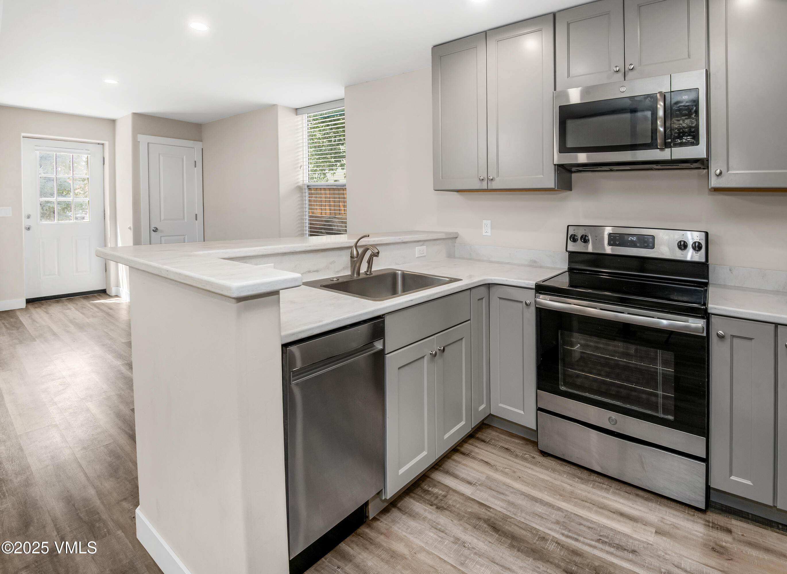 Gypsum, Colorado 81637, United States, 4 Bedrooms Bedrooms, ,4 BathroomsBathrooms,Residential,Pending,185410