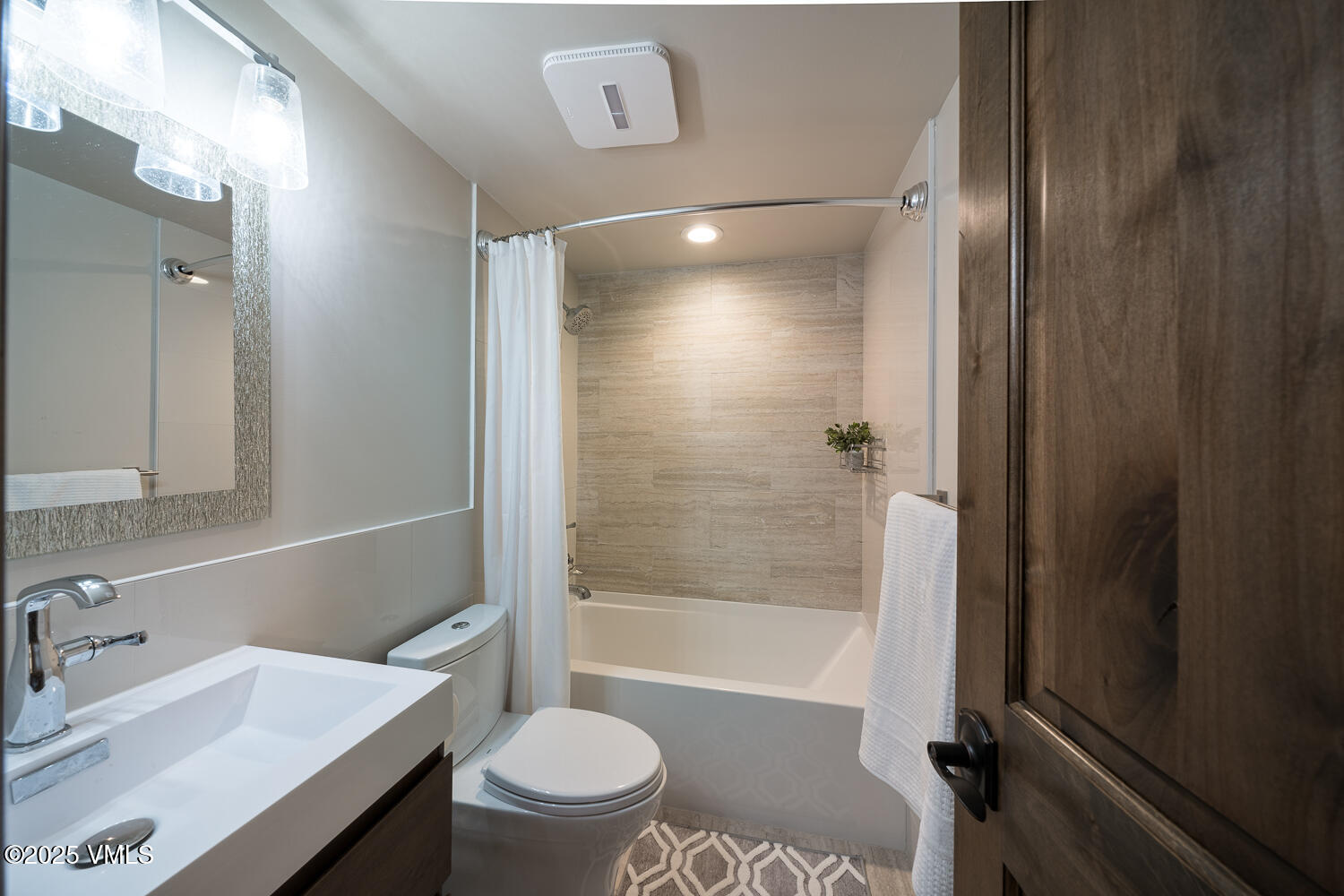 Vail, Colorado 81657, United States, 2 Bedrooms Bedrooms, ,3 BathroomsBathrooms,Residential,Active,165832