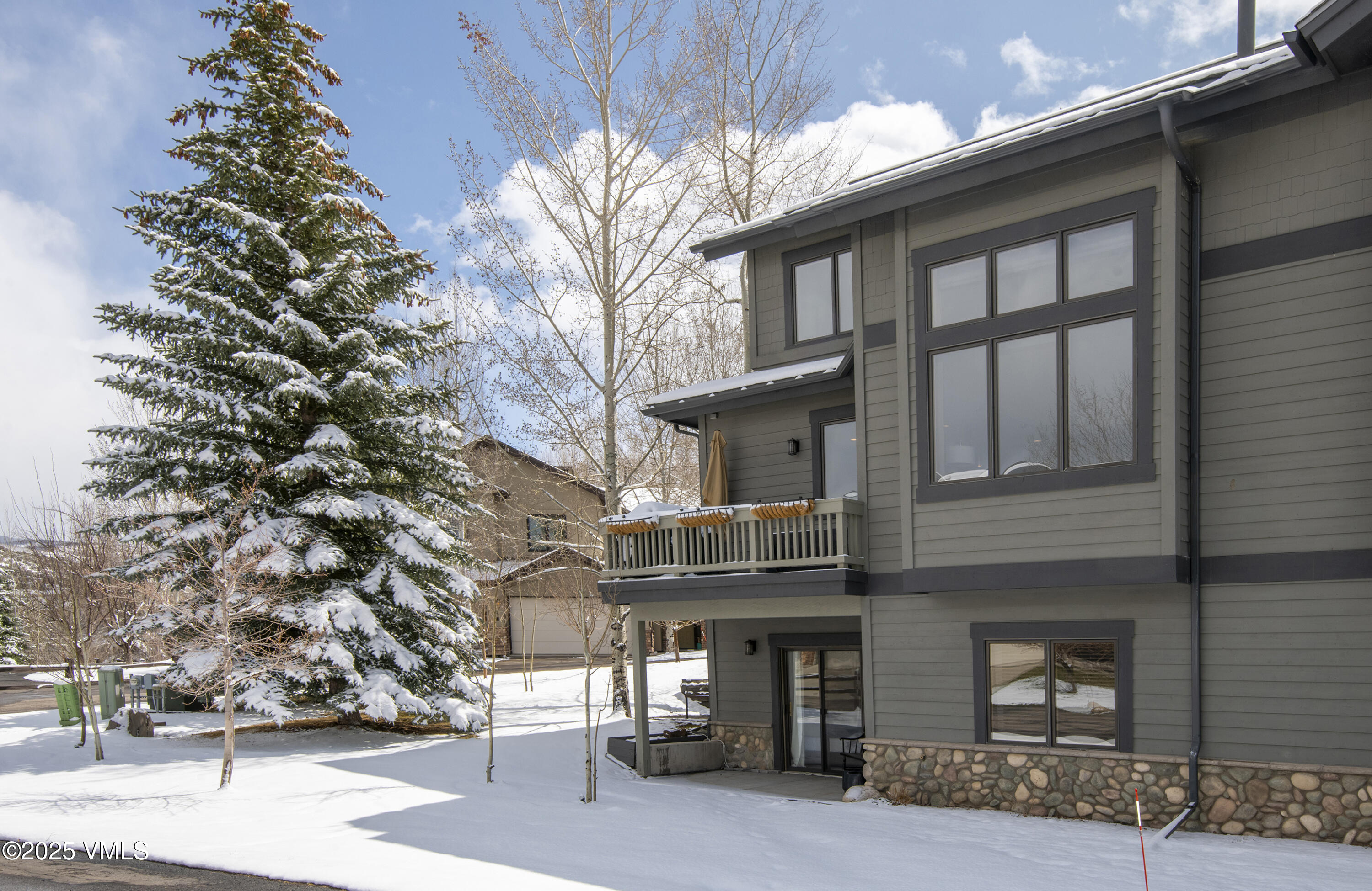 Edwards, Colorado 81632, United States, 4 Bedrooms Bedrooms, ,4 BathroomsBathrooms,Residential,Pending,103954