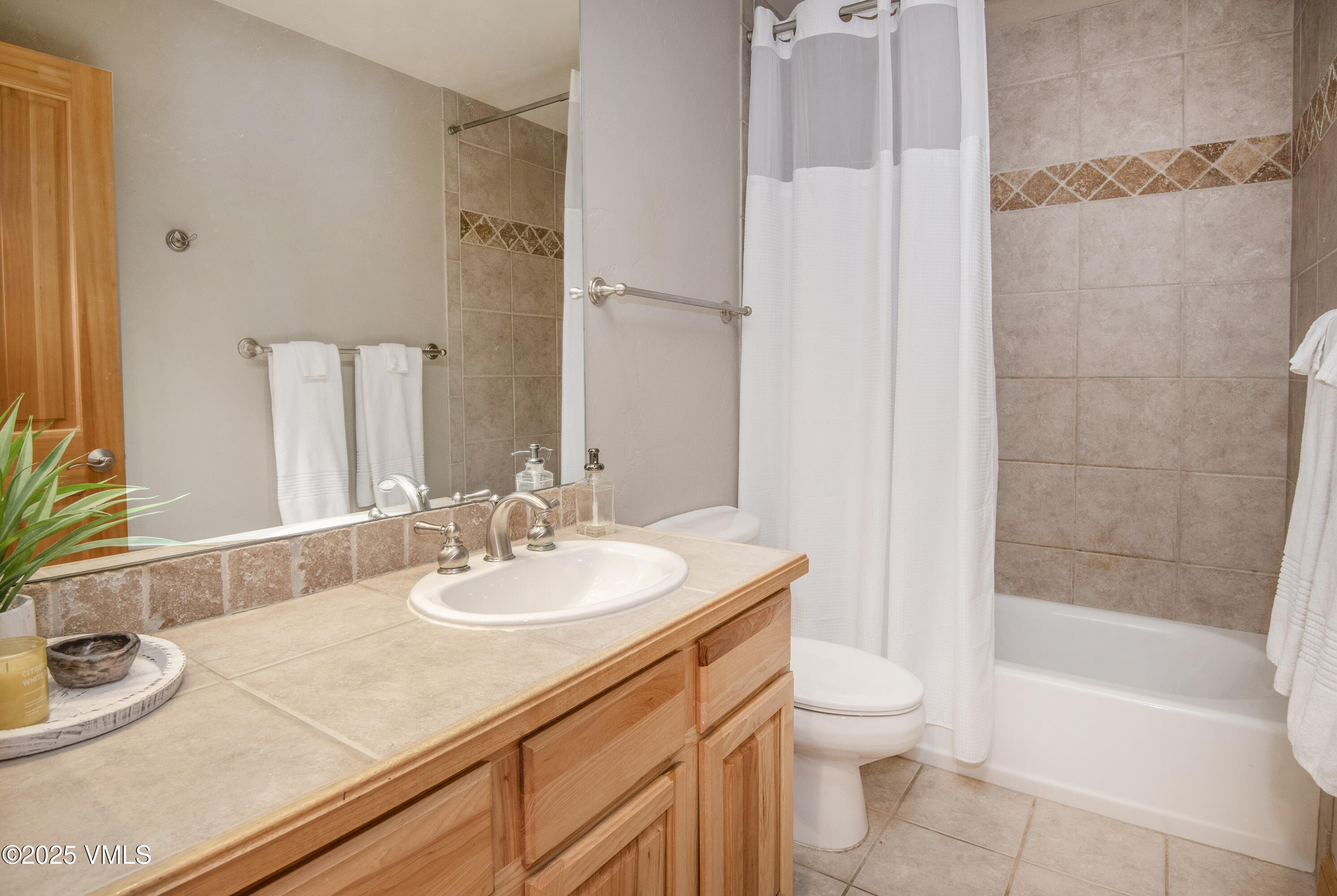 Edwards, Colorado 81632, United States, 4 Bedrooms Bedrooms, ,4 BathroomsBathrooms,Residential,Pending,103954