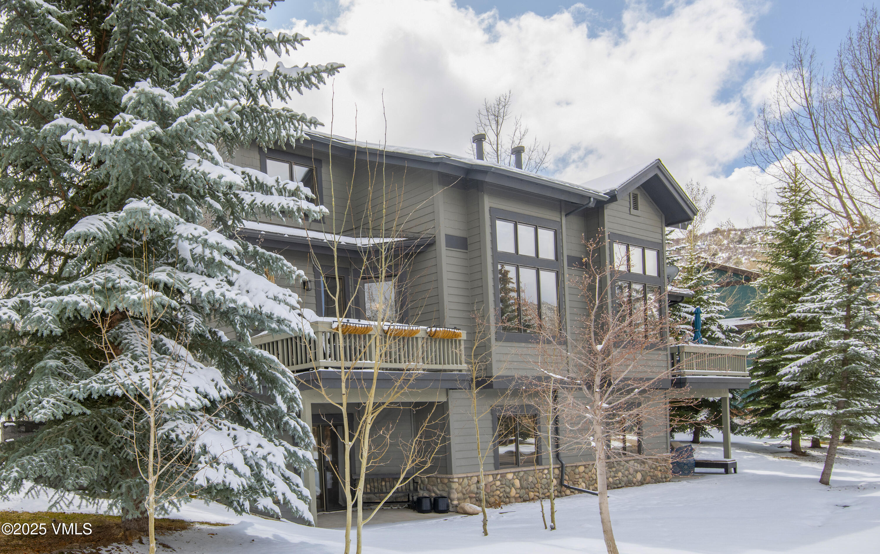 Edwards, Colorado 81632, United States, 4 Bedrooms Bedrooms, ,4 BathroomsBathrooms,Residential,Pending,103954