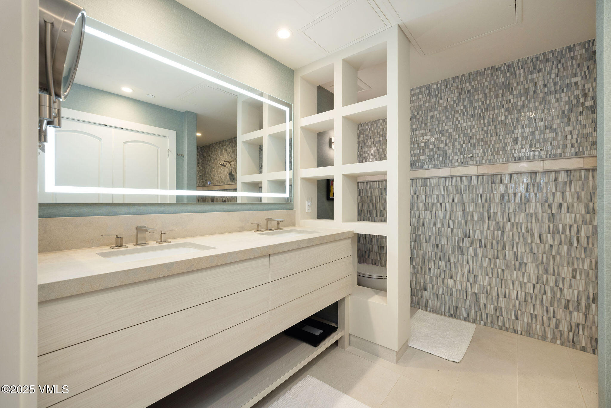 Vail, Colorado 81657, United States, 2 Bedrooms Bedrooms, ,3 BathroomsBathrooms,Residential,Active,257302