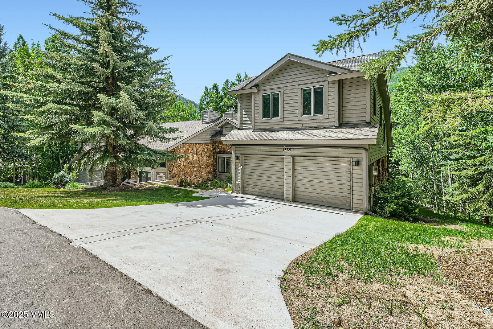 Vail, Colorado 81657, United States, 4 Bedrooms Bedrooms, ,3 BathroomsBathrooms,Residential,Active,201126