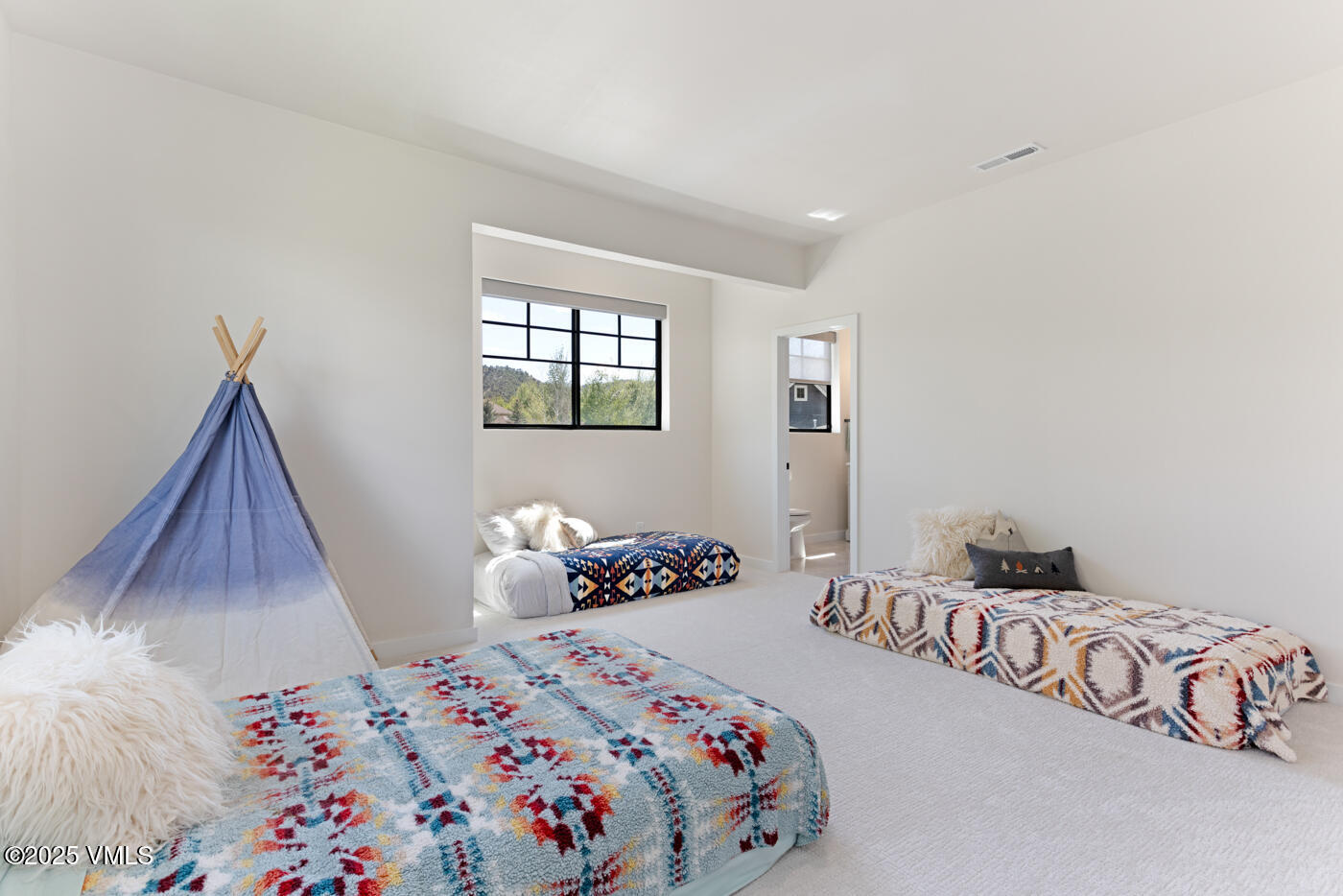 Eagle, Colorado 81631, United States, 5 Bedrooms Bedrooms, ,4 BathroomsBathrooms,Residential,Active,147081