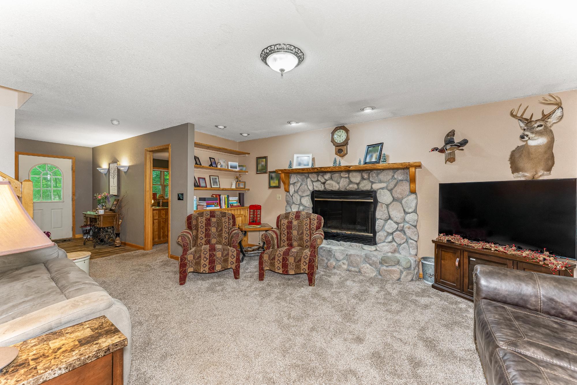 2145 PINEWOOD DR
