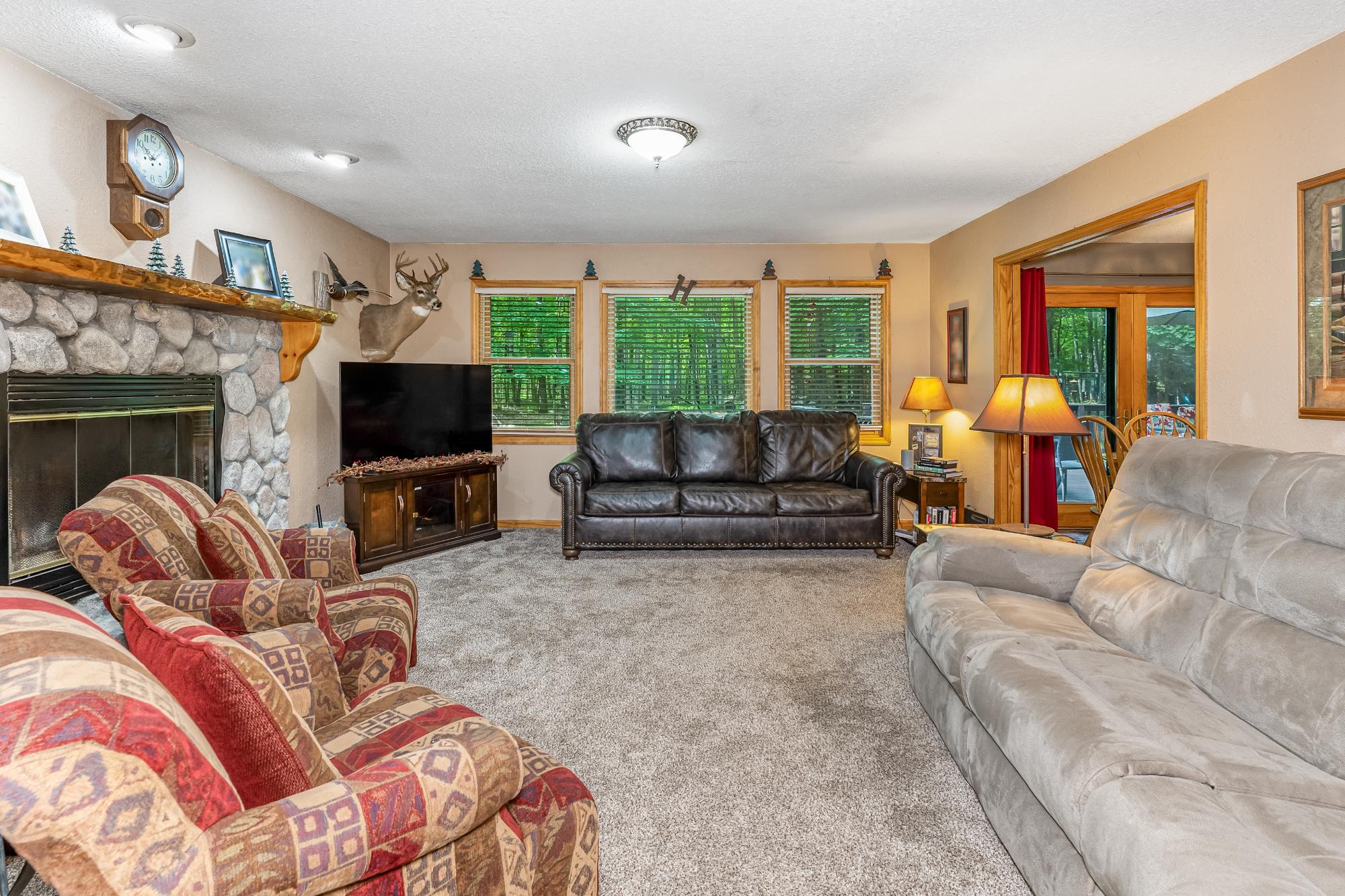 2145 PINEWOOD DR