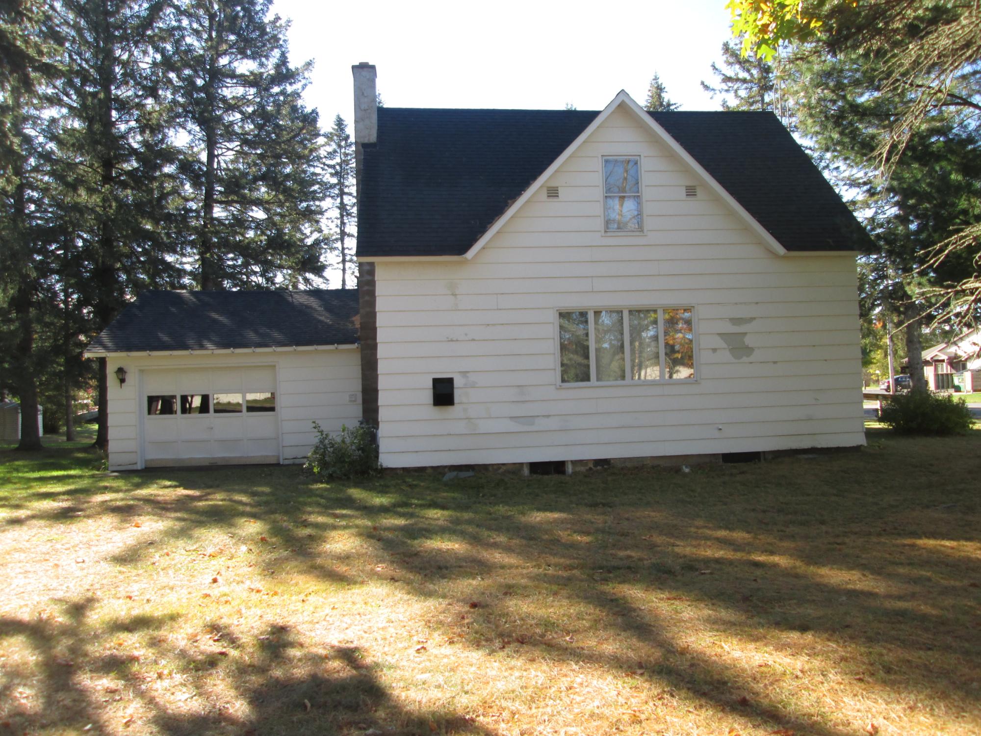 306 METONGA AVE N