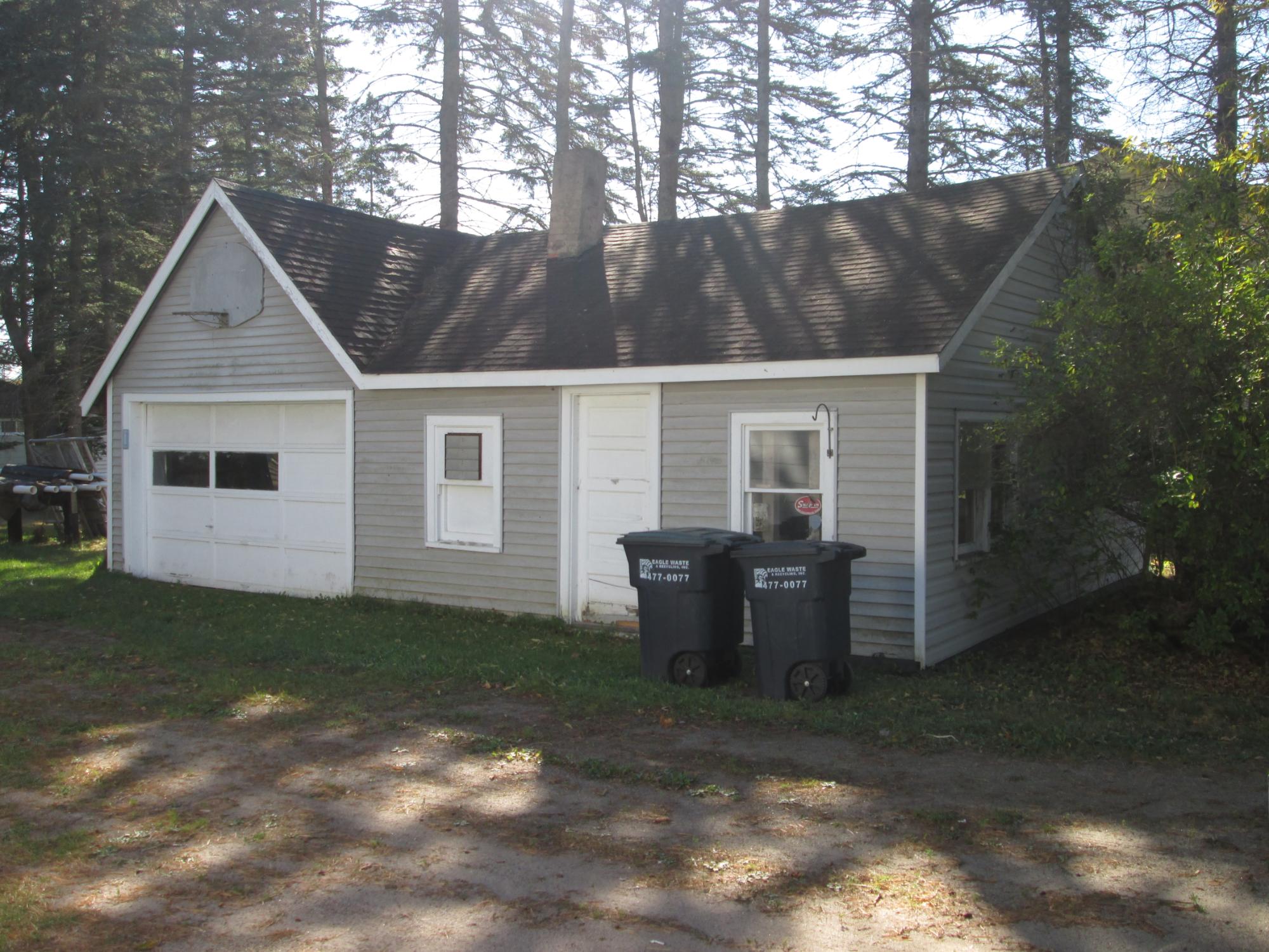 306 METONGA AVE N