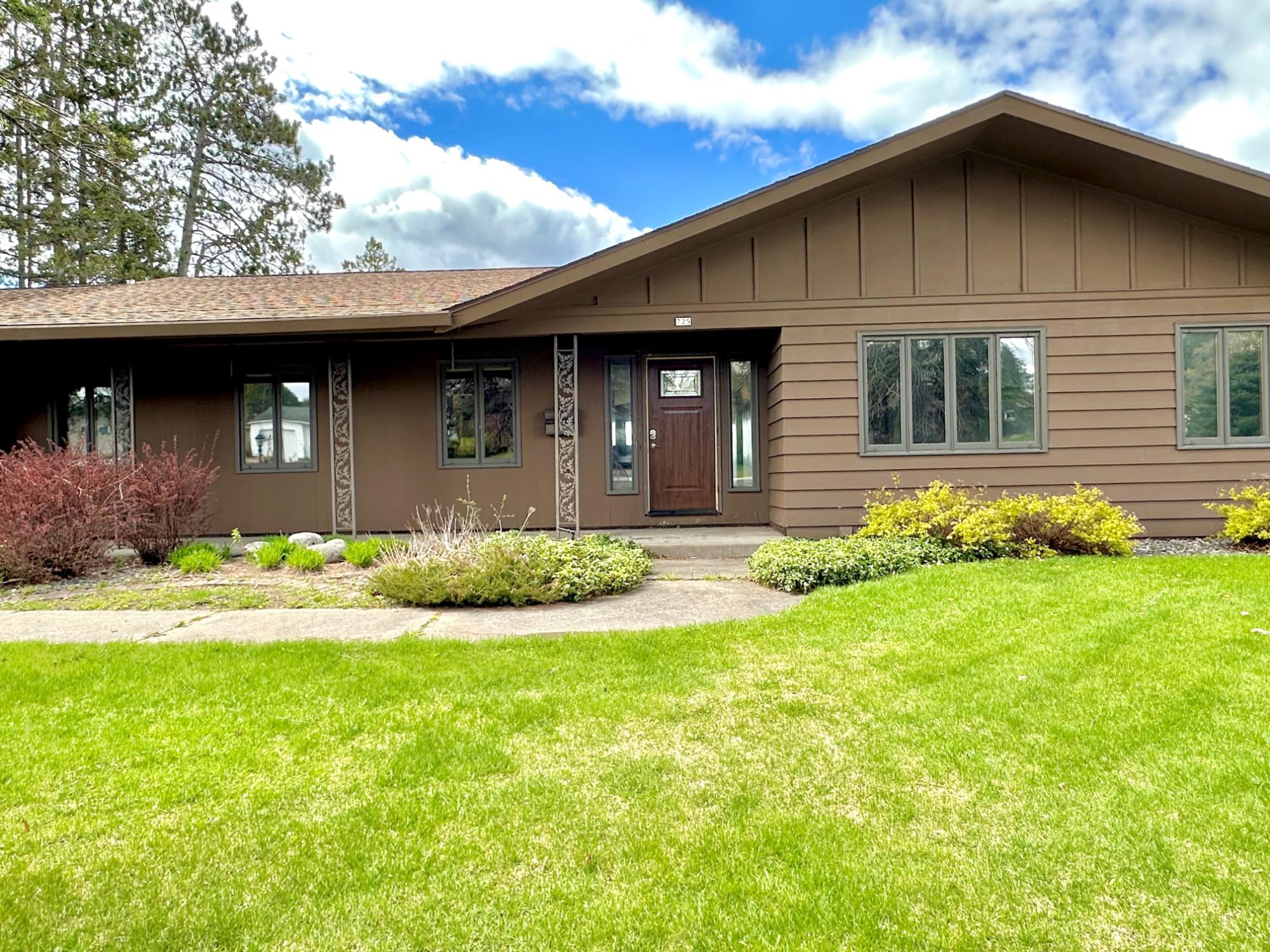 725 LAKE SHORE DR
