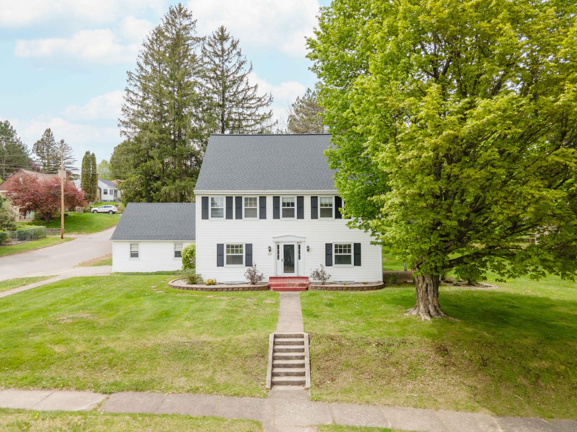 203 8TH AVE N