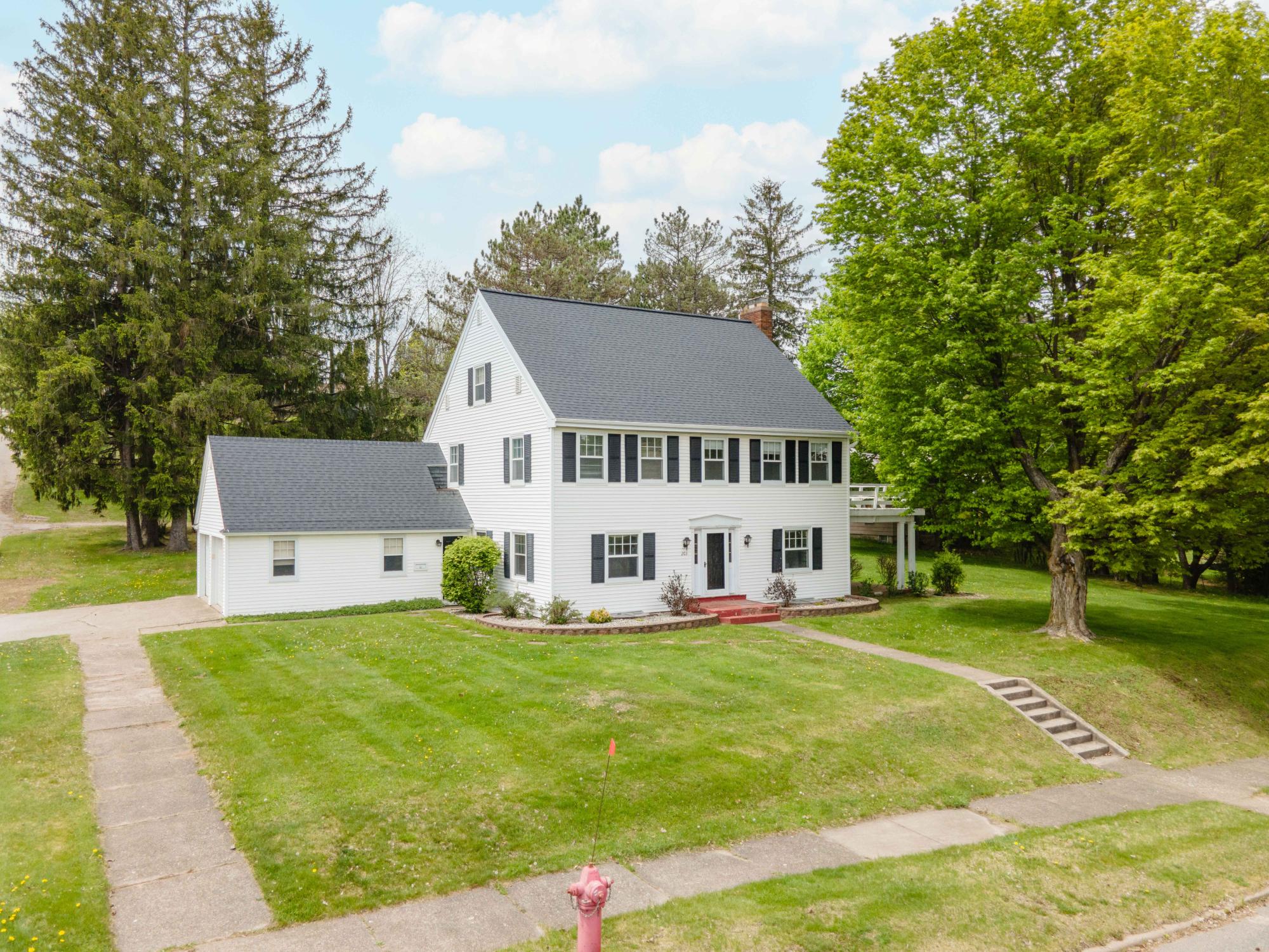 203 8TH AVE N