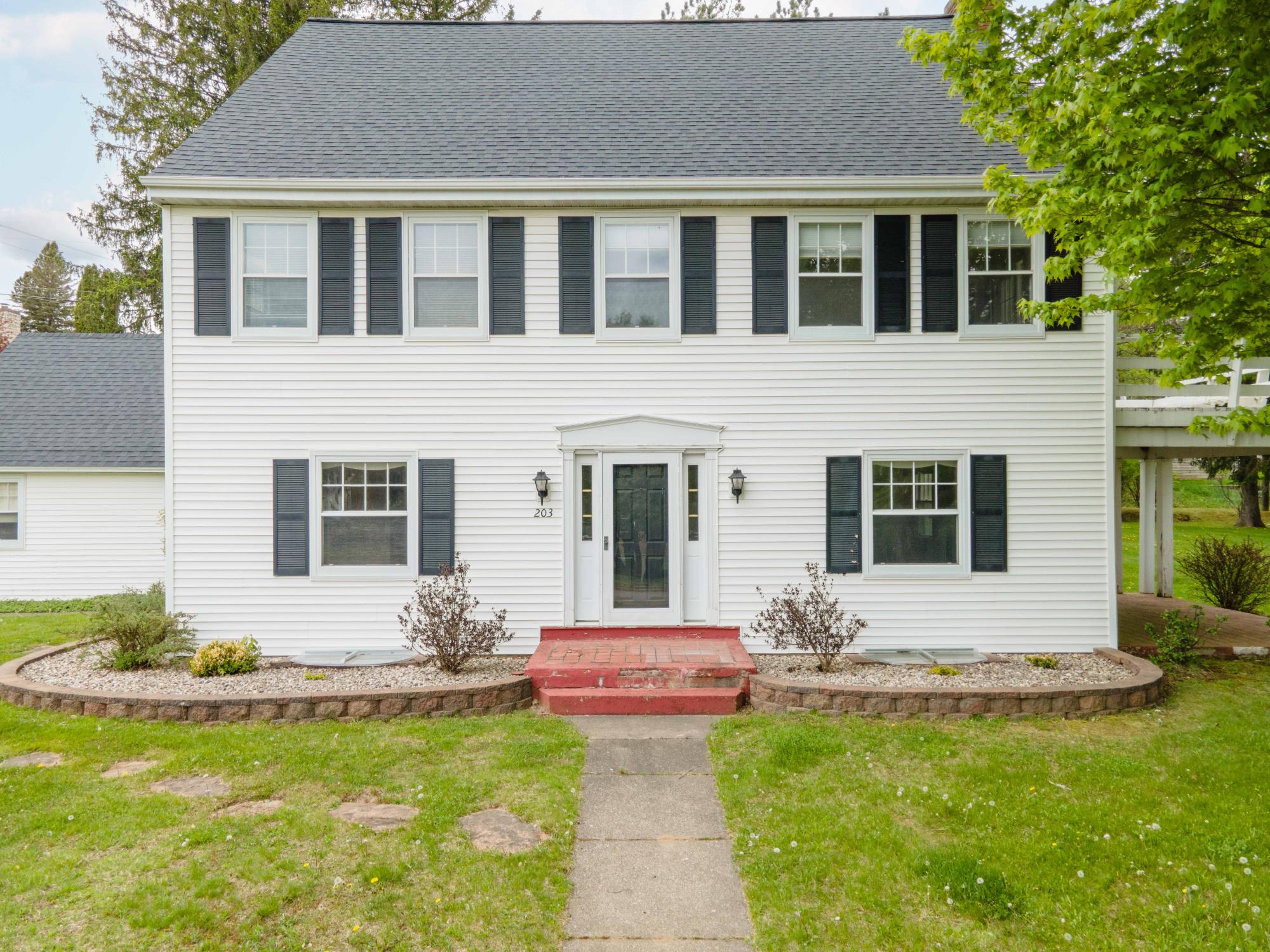 203 8TH AVE N