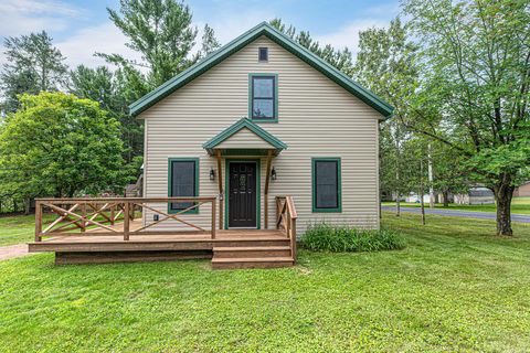 214 MILL ST Eagle River WI 54521