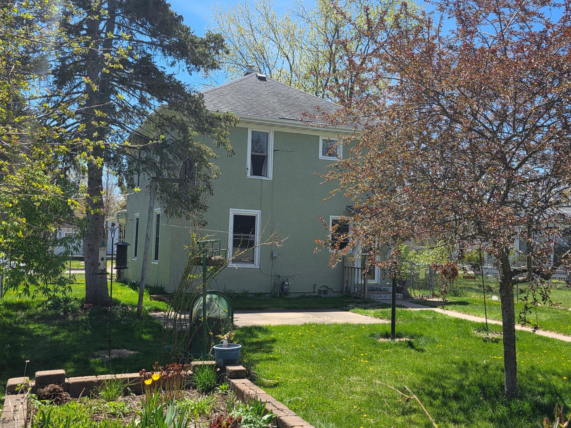 22 LINCOLN AVE W