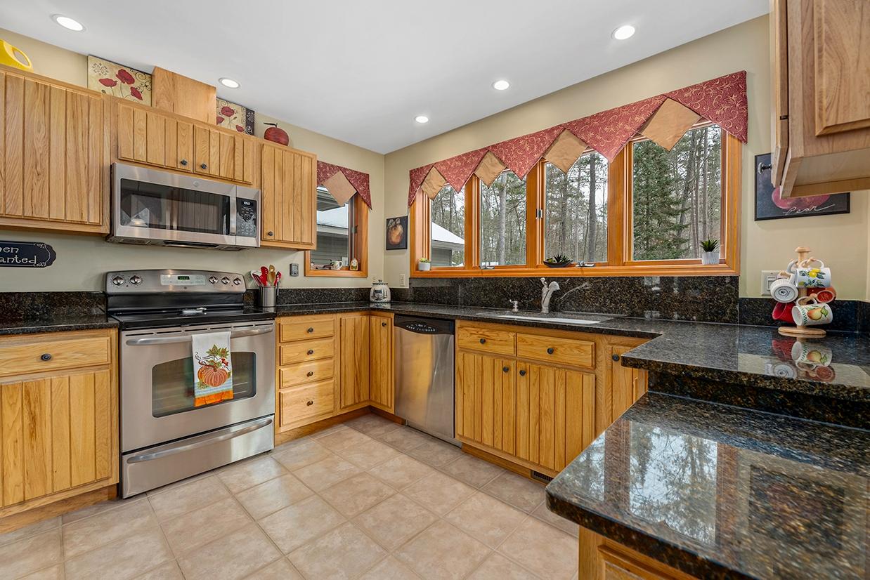 9061 AMBER LAKE RD E