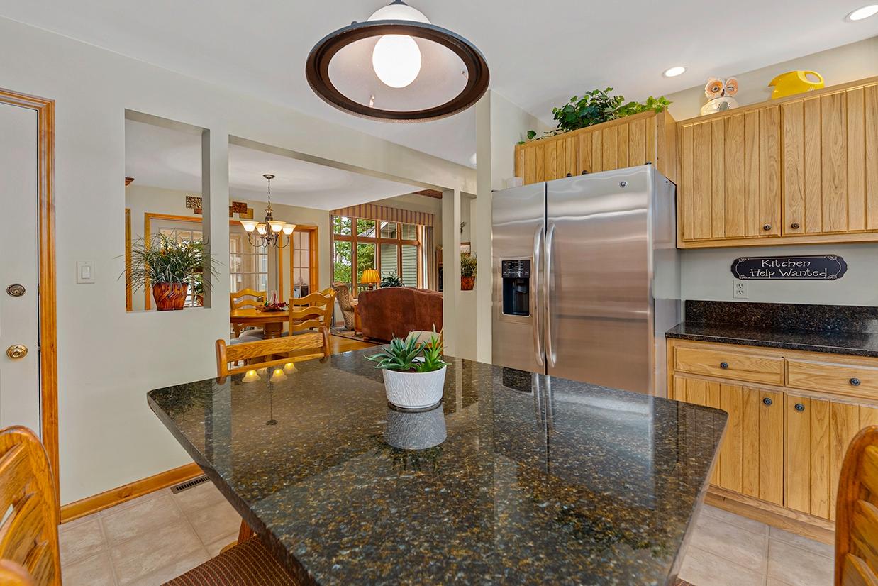 9061 AMBER LAKE RD E