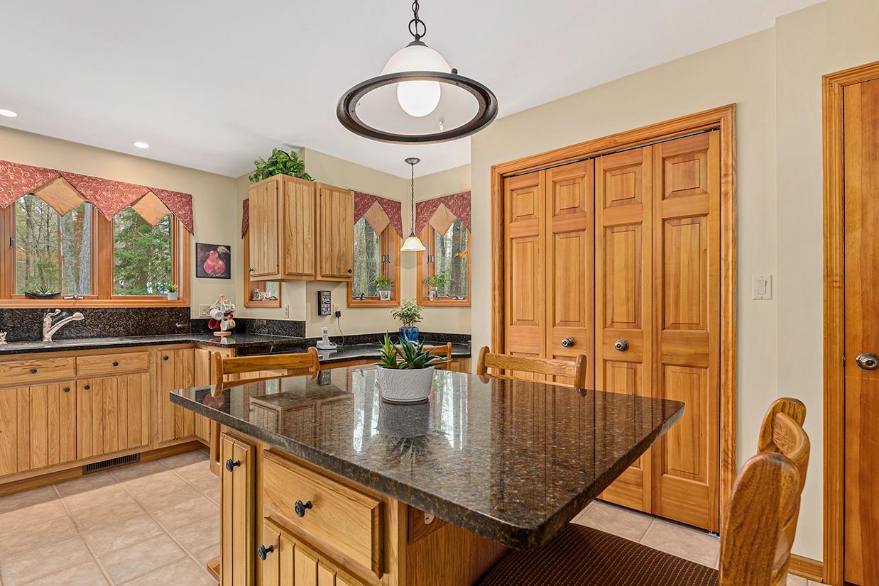 9061 AMBER LAKE RD E