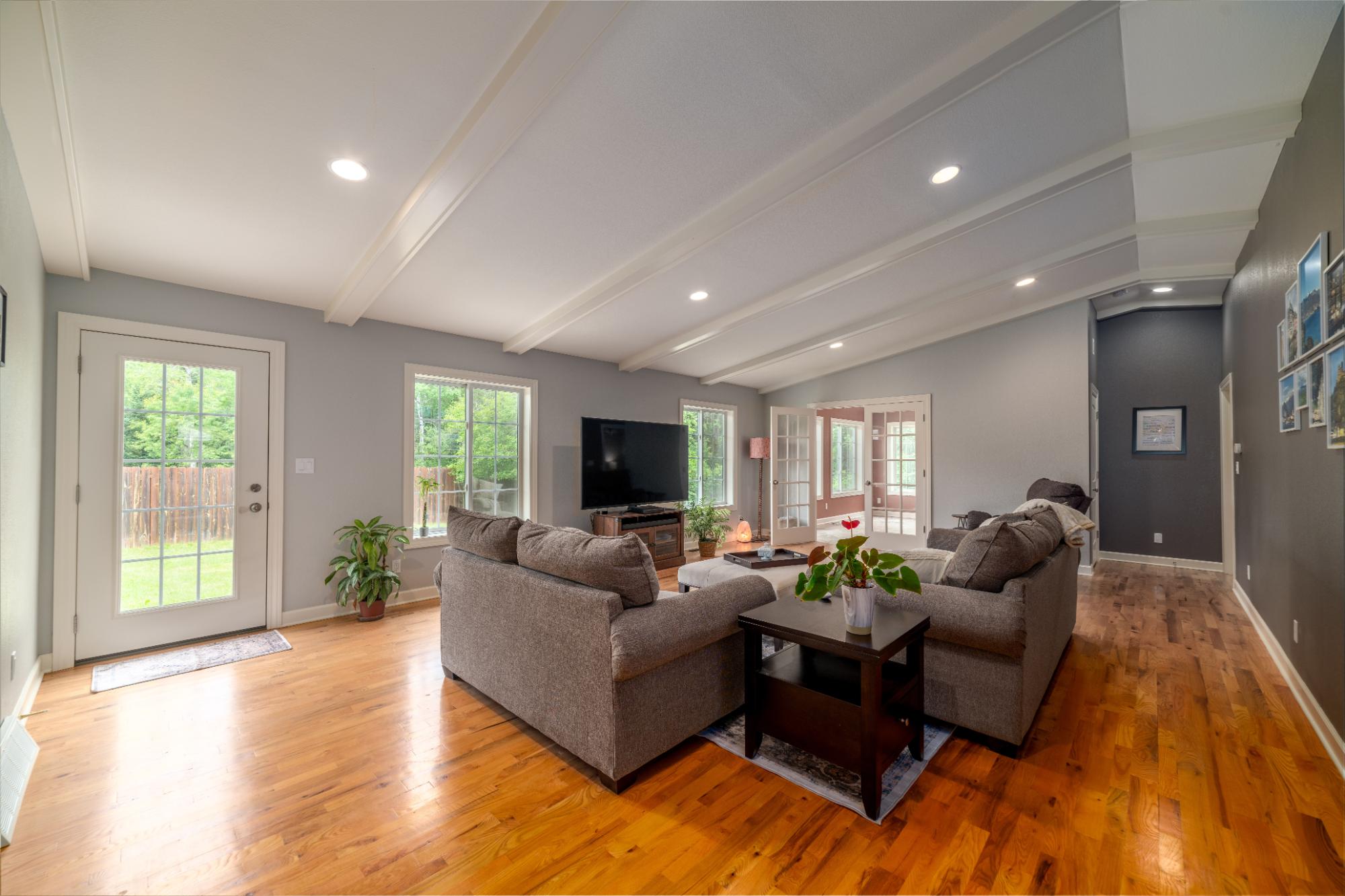 836 WOODLAND DR