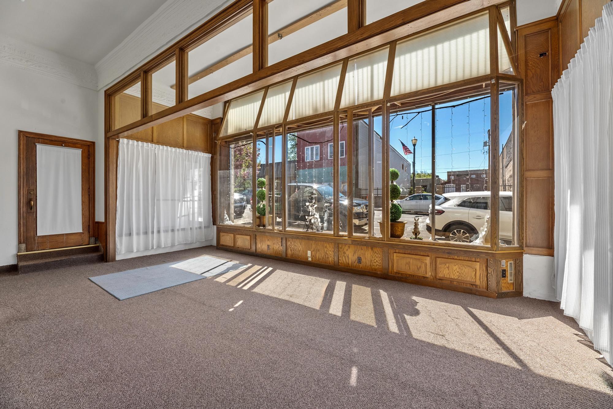 216 AURORA ST E