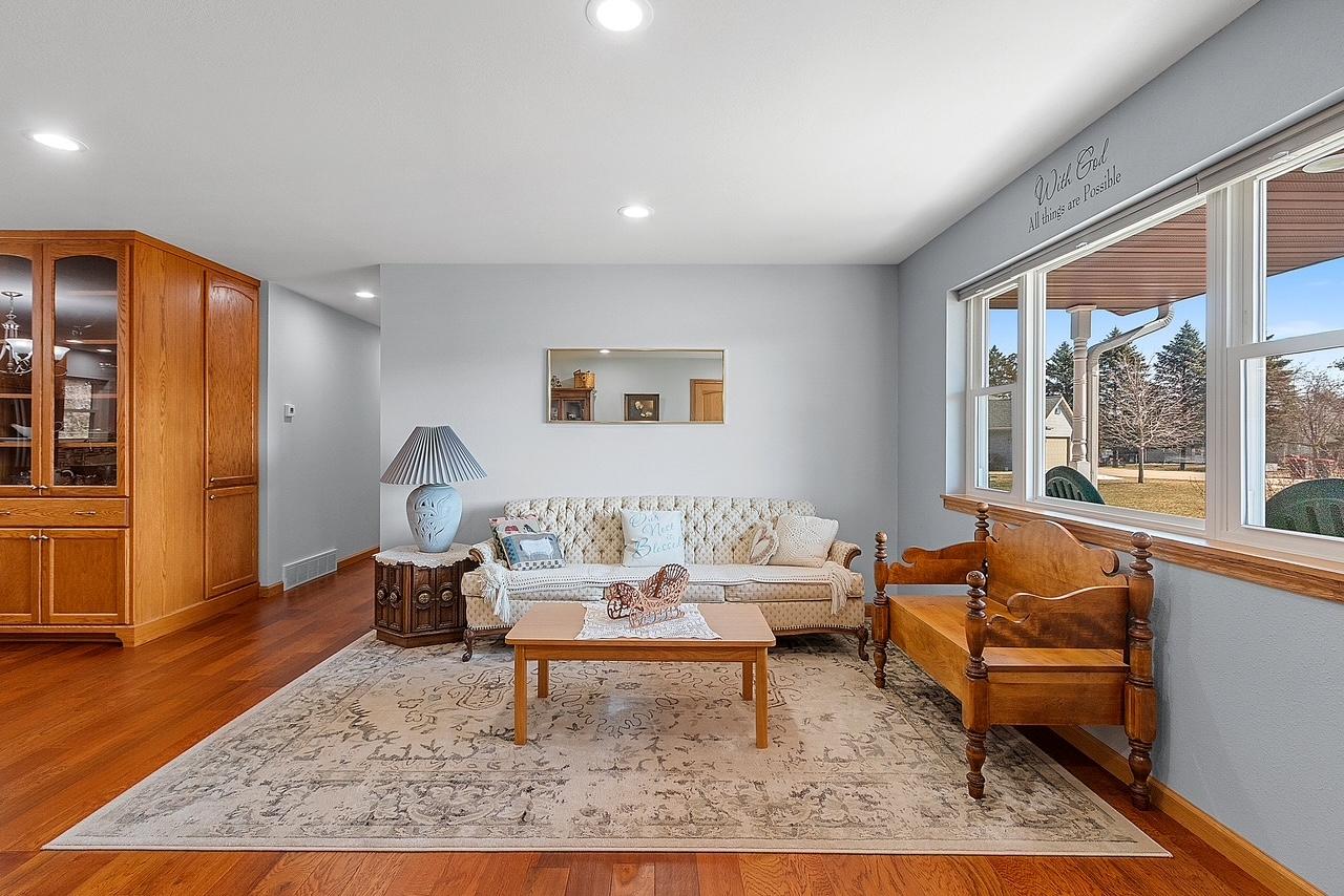 209 RIDGEWOOD DR