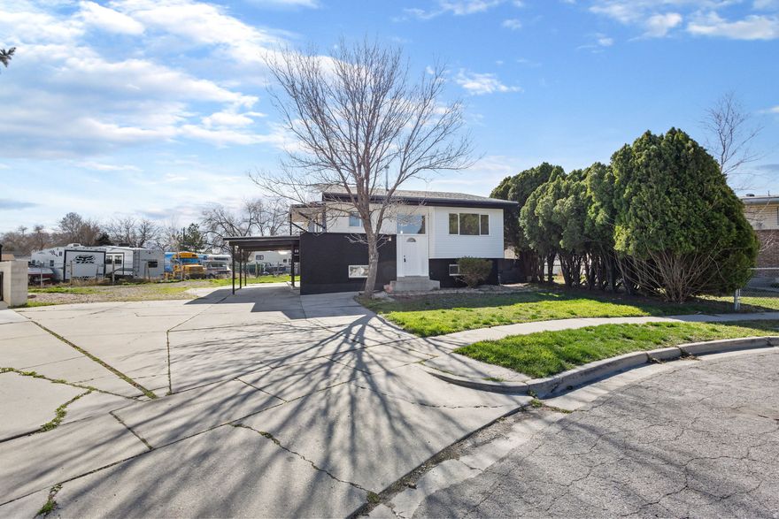 Updated 5-bedroom, 2-bath home on a 0.26-acre cul-de-sac lot! Featuring remodeled kitchens, fresh paint, new windows, a new heater, updated flooring, and central air installed, this home is ready to move in. The finished basement with a separate entrance provides excellent opportunities for rental income, house hacking, or multi-generational living. With plenty of space inside and out, conveniently located near shopping, dining, parks, and major freeways, this property is a rare find for anyone seeking comfort, versatility, and long-term potential.