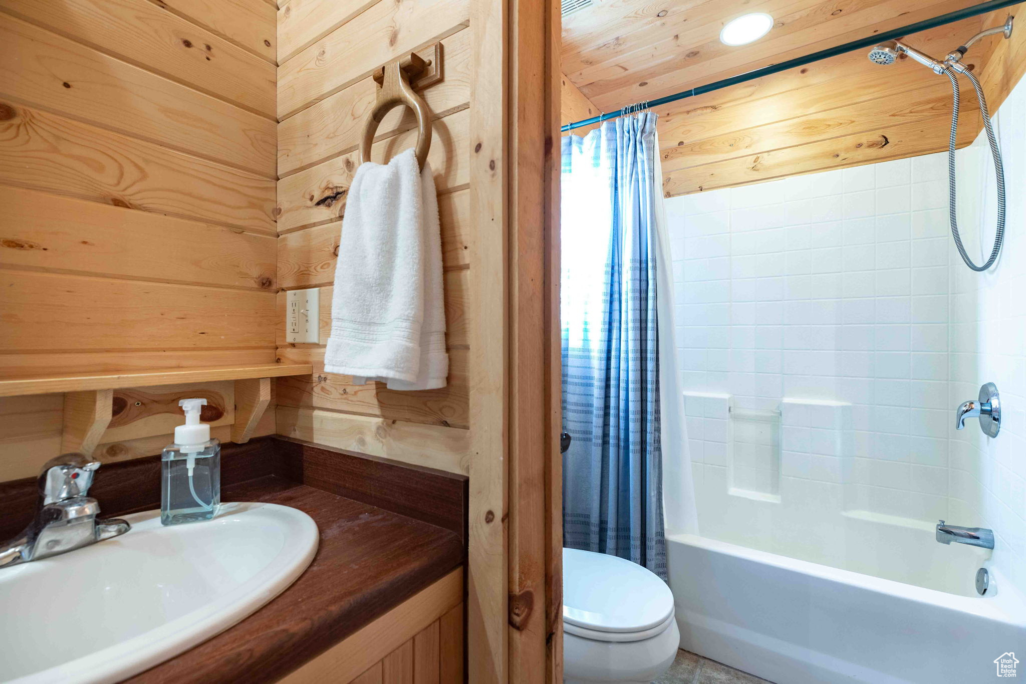 MEADOW VIEW RANCH - Residential Lease